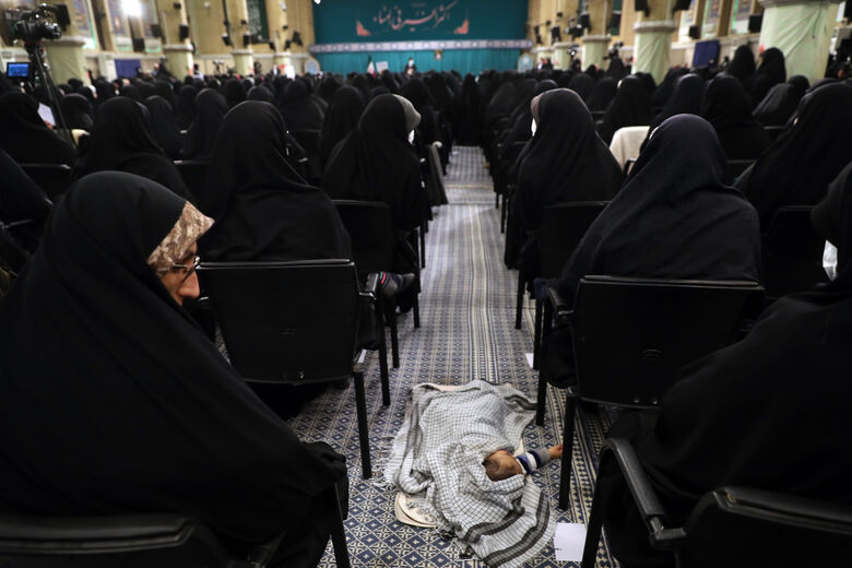 پرونده:دیدار با مقام معظم رهبری2.png