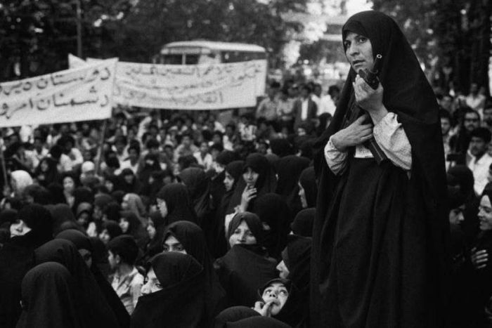 حضور زنان در تظاهرات بهمن 1357